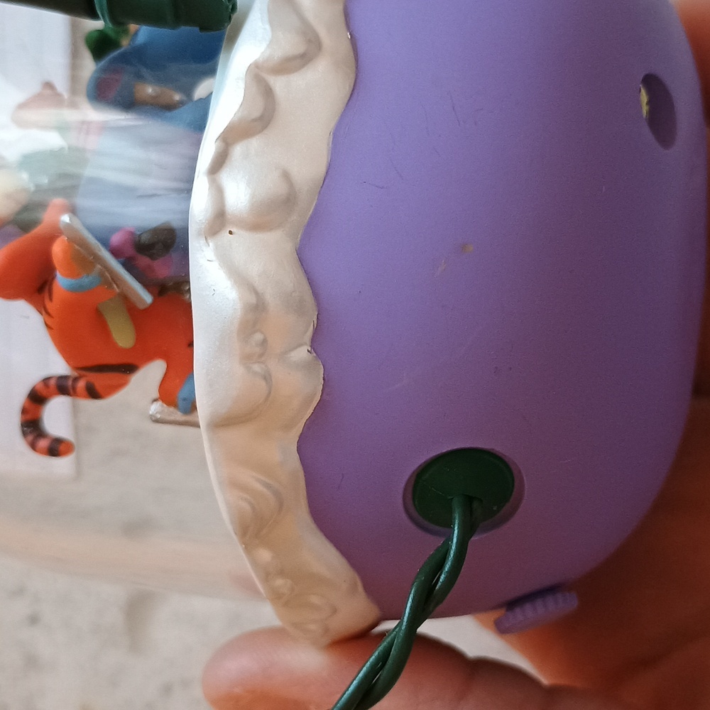 1996 Hallmark Keepsake Magic Disney Ornament "Slippery Day" - Picture 9 of 10